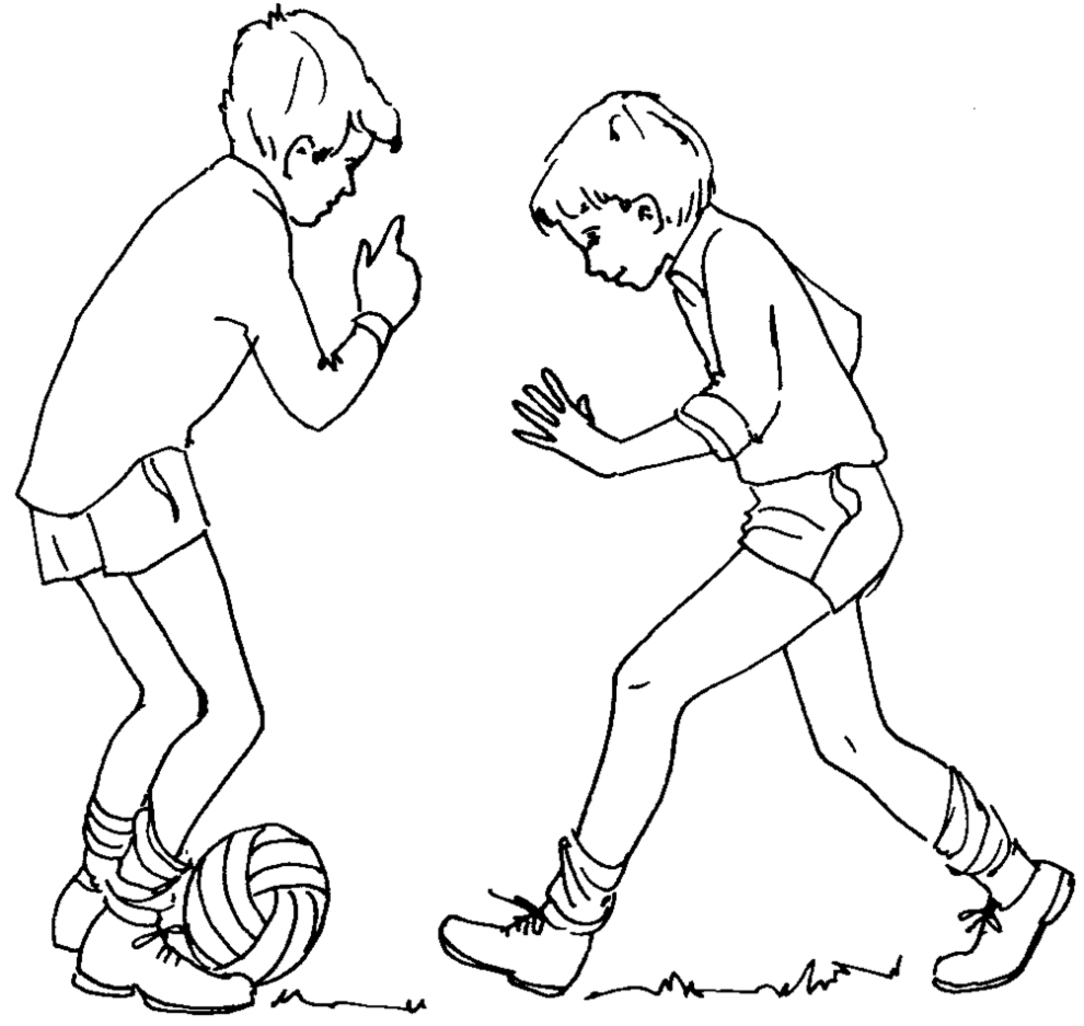 Due bambini che giocano a pallone calcio