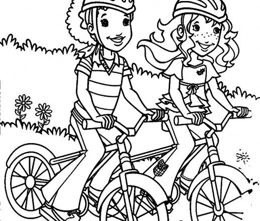 Due ragazzine amiche pedalano sulle loro bici da colorare