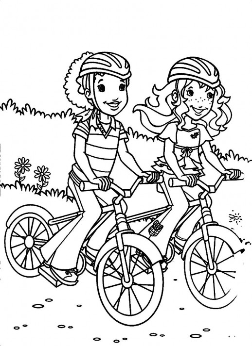 Due ragazzine amiche pedalano sulle loro bici da colorare