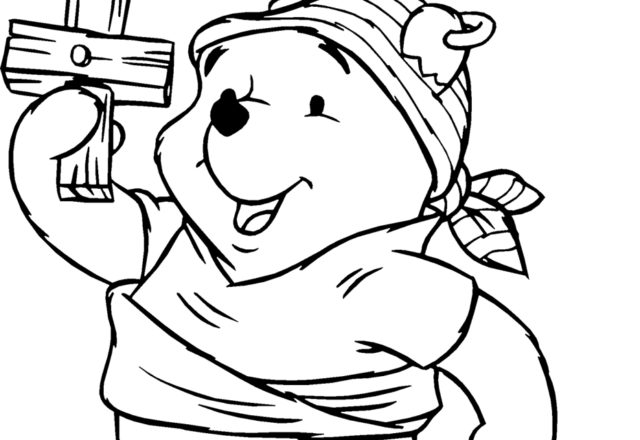 L’ orsetto Winnie The Pooh con spada di legno e zucca di Halloween da colorare