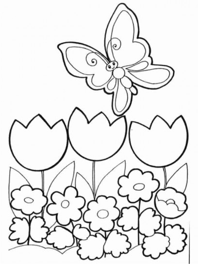 Una farfalla felice vola sui fiori tulipani